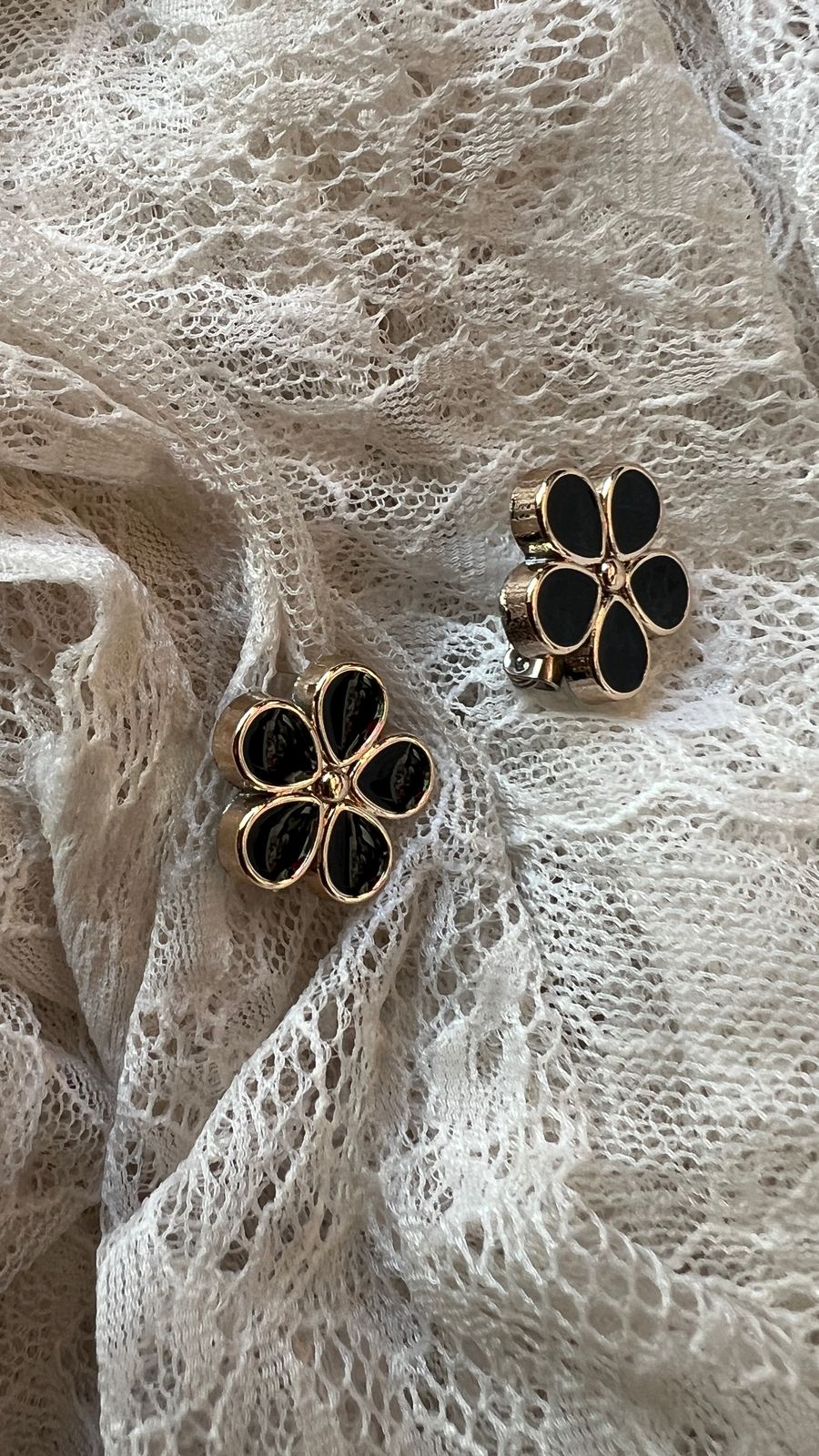 دبوس وردة صغير