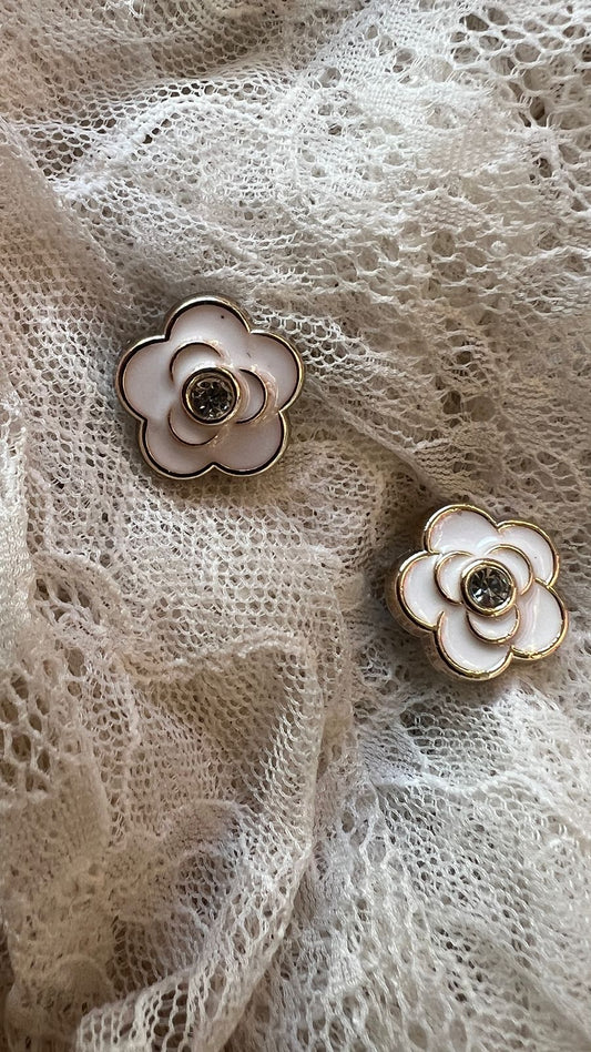 دبوس وردة بلؤلؤة