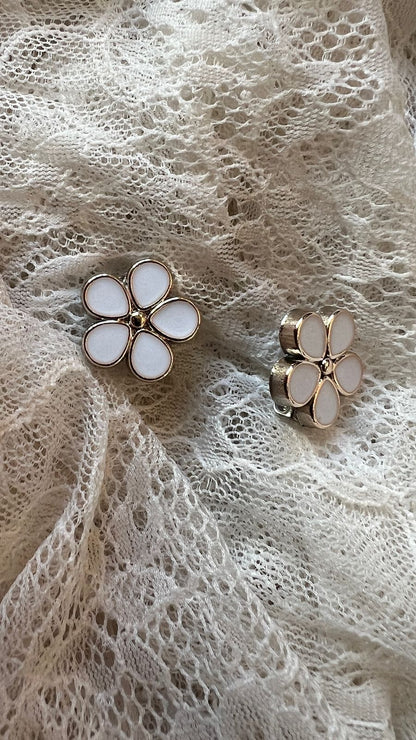 دبوس وردة صغير