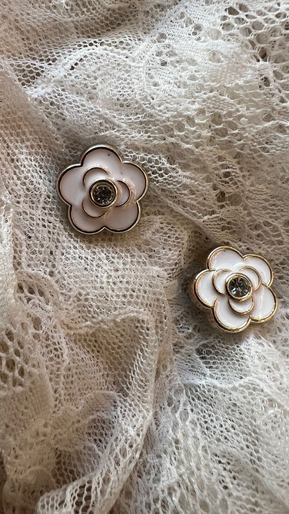 دبوس وردة بلؤلؤة