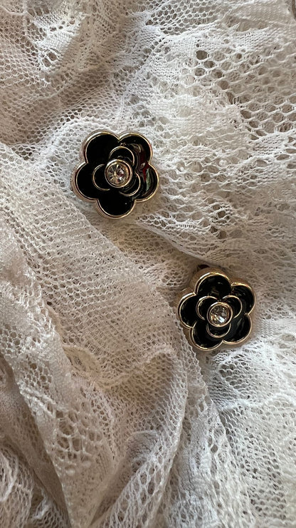 دبوس وردة بلؤلؤة